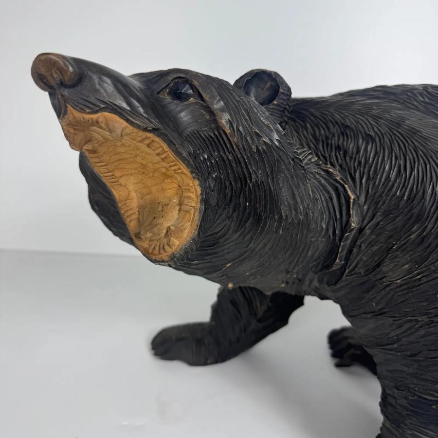 北海道伝統工芸 迫力ある木彫りの熊 作家銘あり 置物 長約48cm 刻