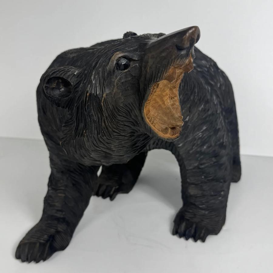 ⁠【希少作】木彫り熊 旭川 山田作 鮭押さえ 立ち熊 北海道 民芸品 作家刻印⁠ 北海道伝統工芸 迫力ある木彫りの熊 作家銘あり 置物 長約48cm 刻