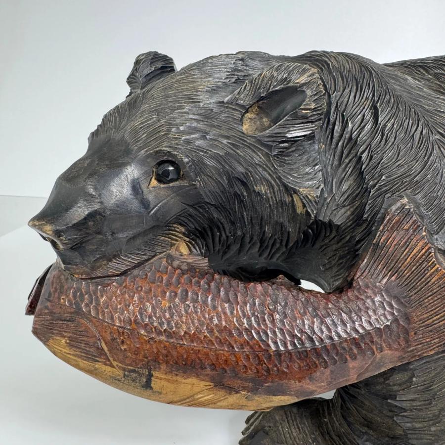 北海道伝統工芸 木彫りの熊 鮭くわえ彫刻 作家銘あり 彫刻アート 置物