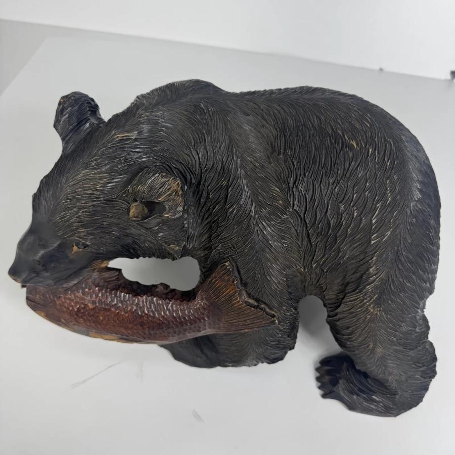 北海道伝統工芸 木彫りの熊 鮭くわえ彫刻 作家銘あり 彫刻アート 置物