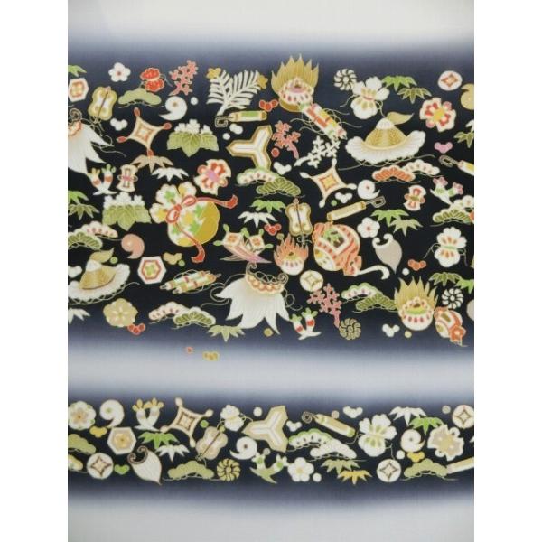 高級手描き染め九寸名古屋帯　日本工芸会正会員　遠峰 聖明　作　おめでたい宝尽くし　白地に黒ぼかし　年齢を問わず色無地や小紋に締めたいお正月にお勧めの画像