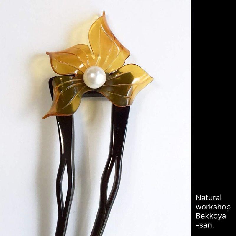 最新 天然工房 べっこう屋さん 本べっ甲 ピン かんざし アシンメトリー 白甲 花 デザイン 淡水 パール 付き 和装 髪飾り (結婚式 留袖 訪 【YWU1043611665】(37334円)