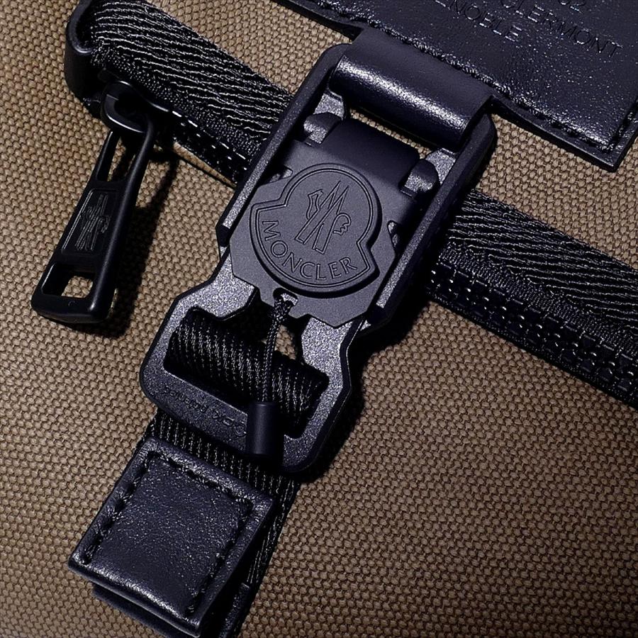 MONCLER モンクレール NAKOA TRIANGLE クロスボディバッグ 82E