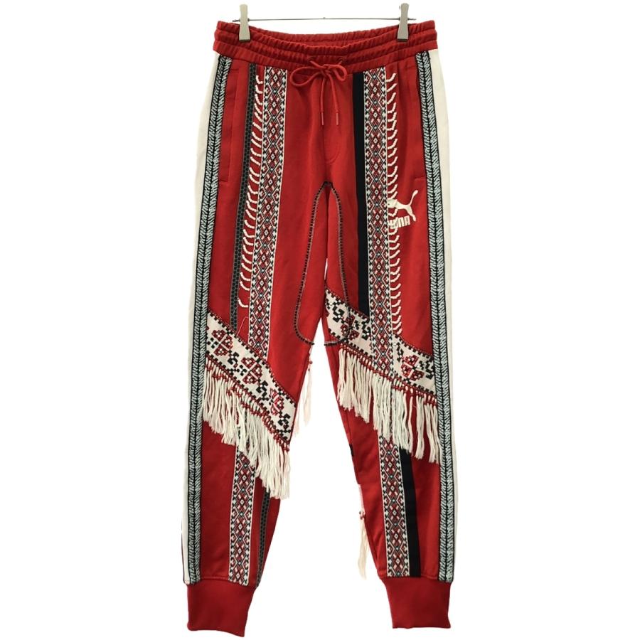 Puma サイン入りレッドジャージとショーツ Puma サイン入りレッドジャージとショーツ