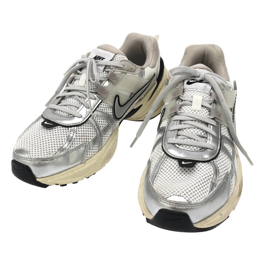 NIKE（ナイキ） V2K Run Metallic Silver/White スニーカー HJ4497-100 