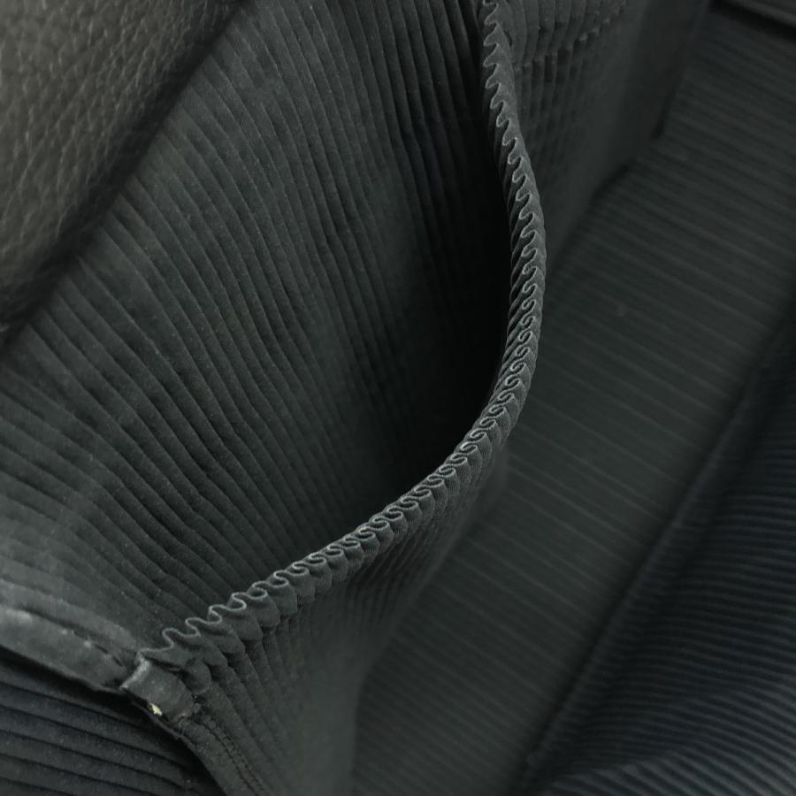 ISSEY MIYAKE（イッセイミヤケ） レザーハンドルプリーツトートバッグ