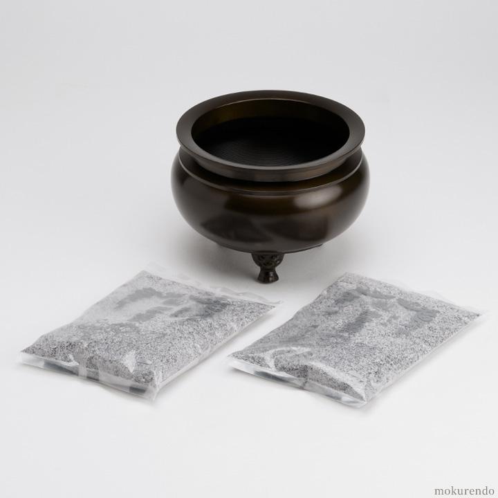 仏具 線香立て 鍋丁色 4.5寸 真鍮製 灰付 (香炉 机上香炉 前 仏具 線香立て 鍋丁色 4.5寸 真鍮製 灰付 (香炉 机上香炉 前