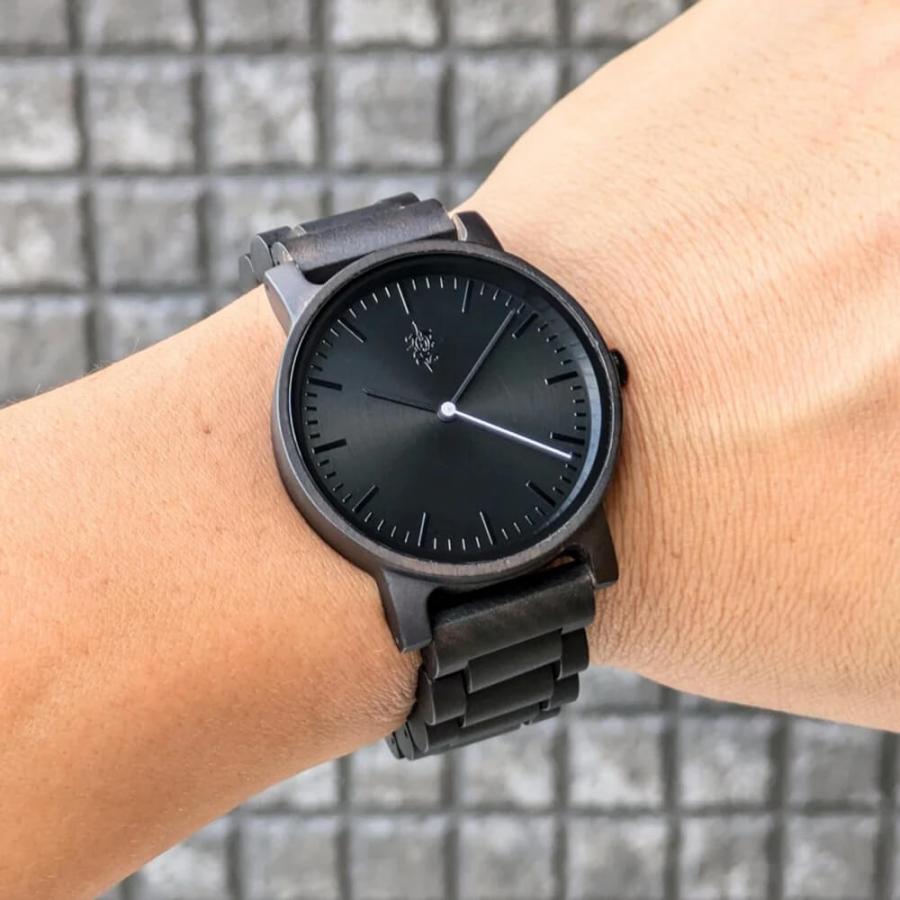 腕時計 木製 メンズ ブランド Reise グラデーションブラック文字盤×サンダルウッドの木製腕時計 40mm 男性向け 日本製 アインバンド EINBANDの画像