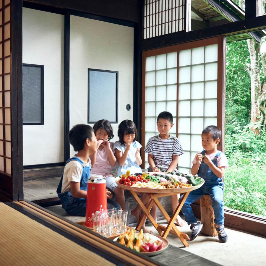 KACOMI 1尺2寸 360mm 白 秋田杉 杉 木製 木 国産 無垢 木のお皿 皿 1人前 2人前 ウッドプレート 丸型 食器 器 容器 かこみ キャンプ アウトドアの画像