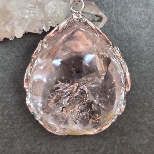 水入り水晶　ペンダント　エンハイドロクォーツ　ネックレス　シルバー　ふりふり