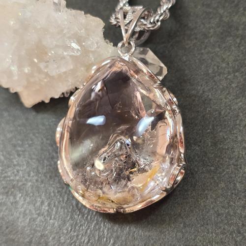 水入り水晶　ペンダント　エンハイドロクォーツ　ネックレス　シルバー　ふりふり