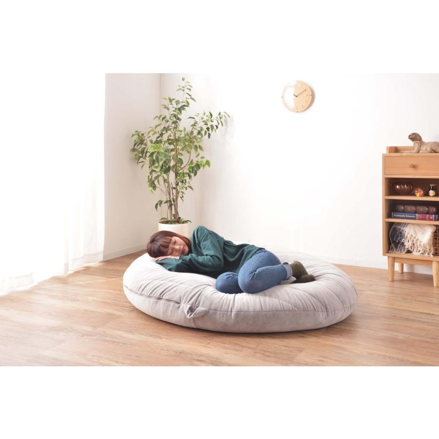 ビーズクッション 大判クッション 幅135cm 丸型 円形 マイクロビーズ 簡易ベッド アウトドア キャンプ グランピング 車中泊 取っ手付き ごろ寝の画像