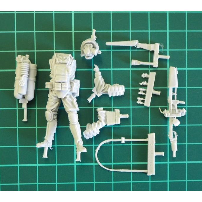 1/35 化学科部隊 生物化学兵器対処部隊 兵士 ケミカルスーツ 防護服 未