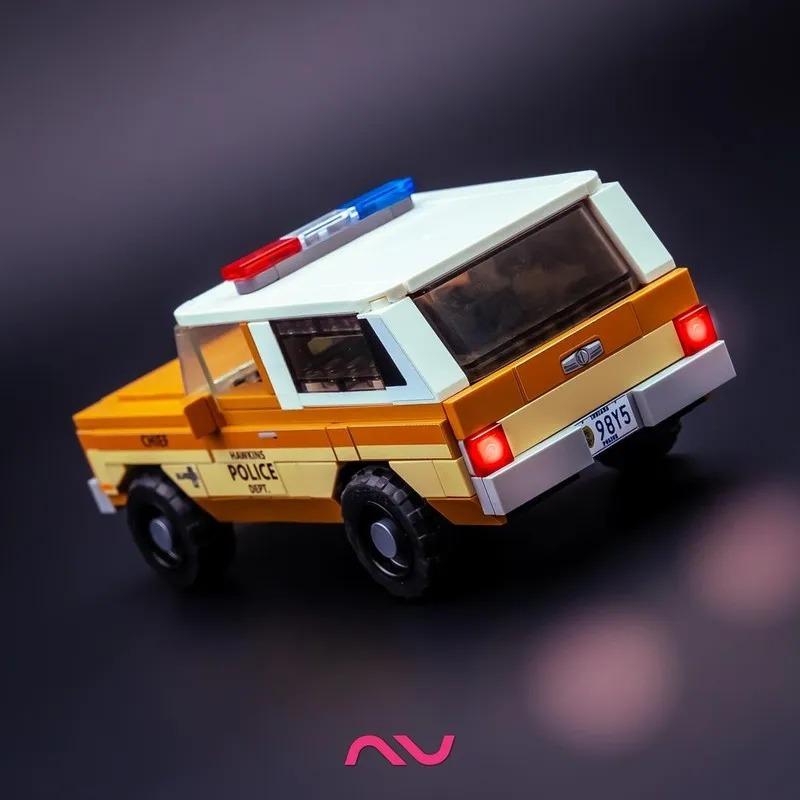 MOC LEGO レゴ ブロック 互換 369個  ストレンジャーシングス 保安官ジム・ホッパーが乗る警察車両 1980 シボレー K5 ブレイザー LED照明付きの画像