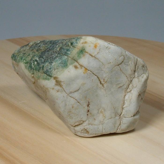 【P084】糸魚川　小滝　青翡翠　272g　天然石　ヒスイ　パワーストーン　素材 P084】糸魚川 小滝 青翡翠 272g 天然石 ヒスイ パワーストーン 素材