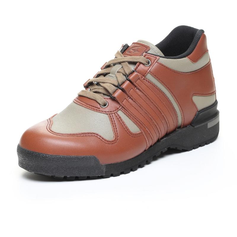 本革でかなりしっかりしてます。クッション性は抜群です。 本革でかなりしっかりしてます。クッション性は抜群です。