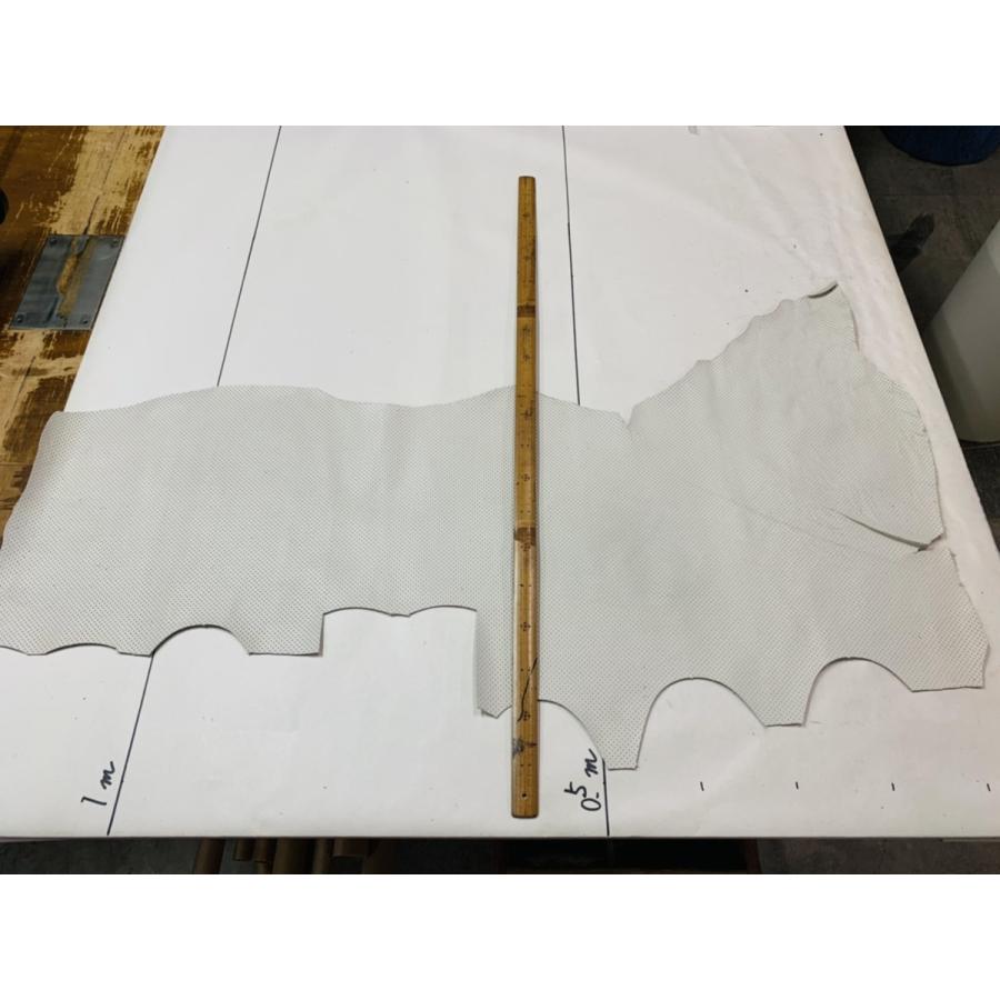 ※写真現物2枚のみ　本革　クリーム パンチング ラメ 厚み1.1mm クラフト 107 |  | 05