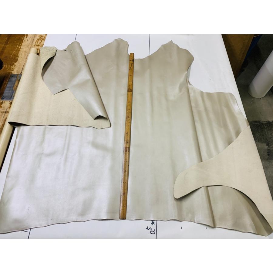 ※写真現物のみ　本革　メタリック ベージュ 厚み1.3mm クラフト 77 |  | 01