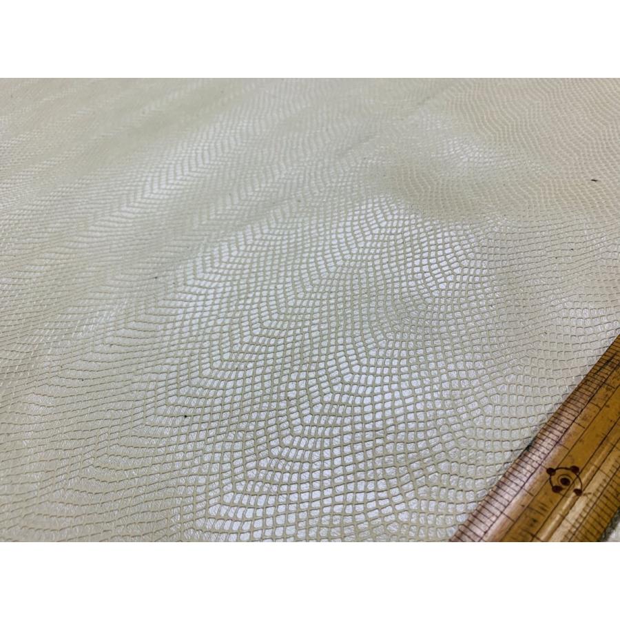 ※写真現物のみ　本革　レザー スネーク 型押し メタリック ベージュ 厚み1.3mm クラフト DIY　70 | 