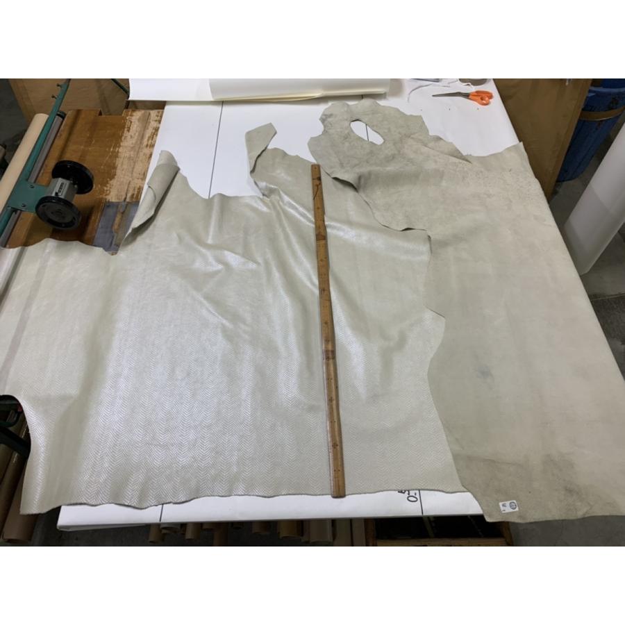 ※写真現物のみ　本革　レザー スネーク 型押し メタリック ベージュ 厚み1.3mm クラフト DIY　70 |  | 02