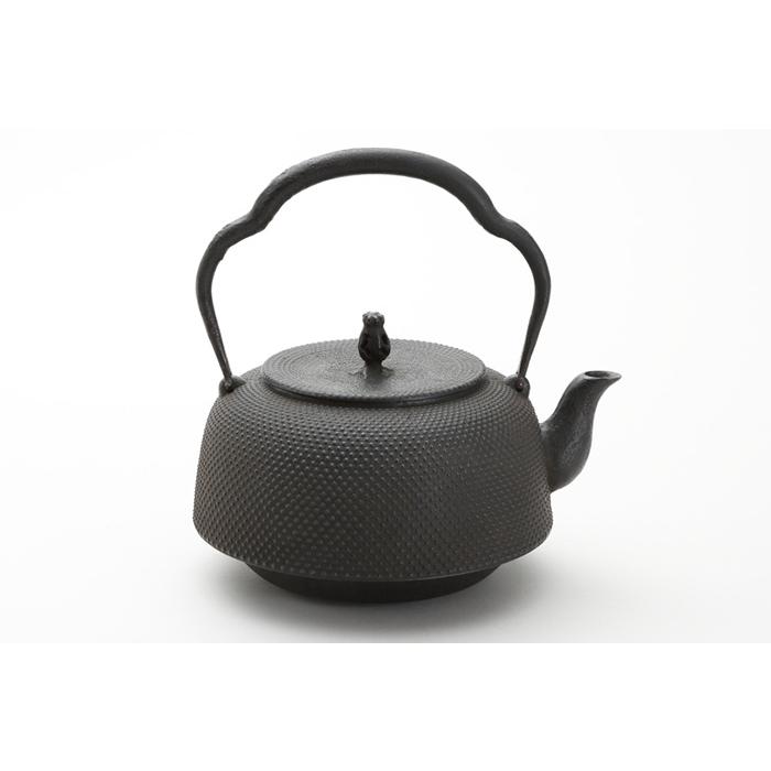 本番盛岡 薫山 南部鉄器 鉄瓶 南部型 霰 あられ 1.6リットル 新品未使用品 常温便】鉄瓶 「万代型1.6L」霰（あられ） 薫山工房 : 盛岡手づくり村
