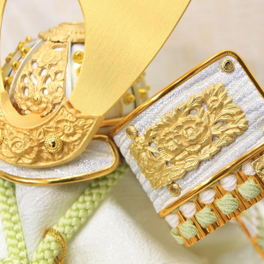 五月人形 8号 金白鉢金小札黄緑糸縅大鍬兜 白月台飾り 正絹菖蒲の花付