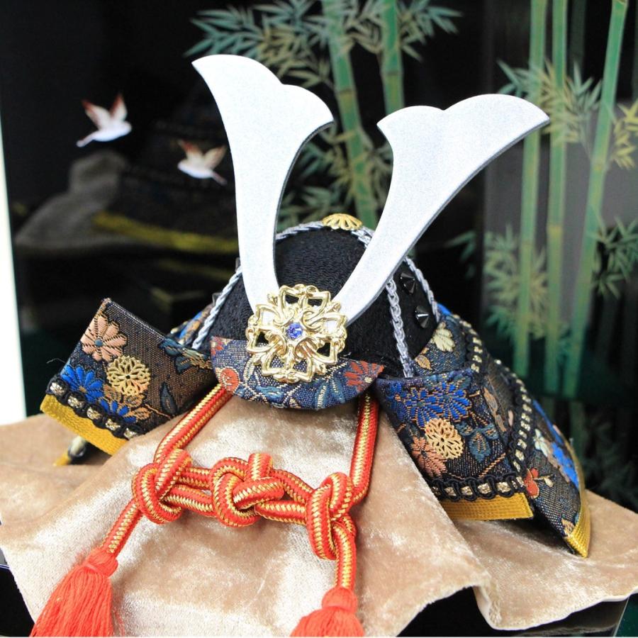 五月人形 リュウコドウ作 平飾り 金襴藍鉄兜飾り : 人形のモリシゲ