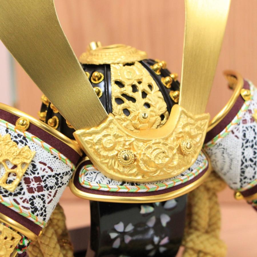 五月人形 平飾り コンパクト 兜飾り 一徳作 8号 純金箔押小札錆朱大鍬兜 桜塗屏風平台セット