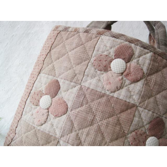 パッチワークバッグ　アップリケバッグ アップリケと刺繍のパッチワークキルトバッグ トートバッグ