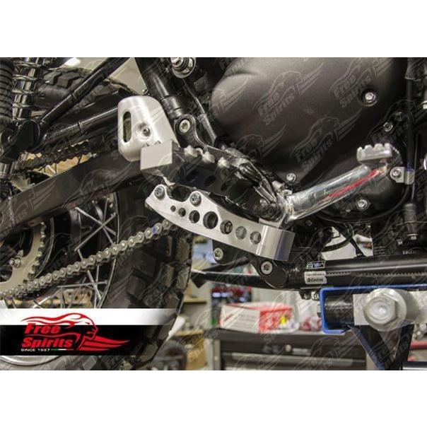 Free Spirits リアマスタシリンダーガード Scrambler シルバーの画像