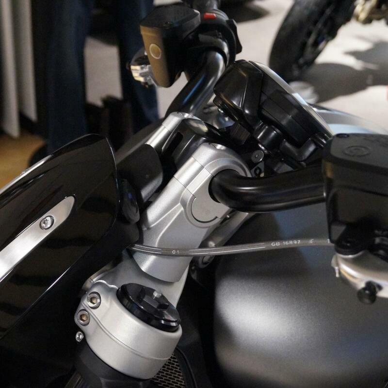 TRIUMPH トライアンフ純正 ニーパッド　ラバー　ロケット3 トライアンフ ロケット3 ハンドル ライザー 25mmUP シルバー VOIGT