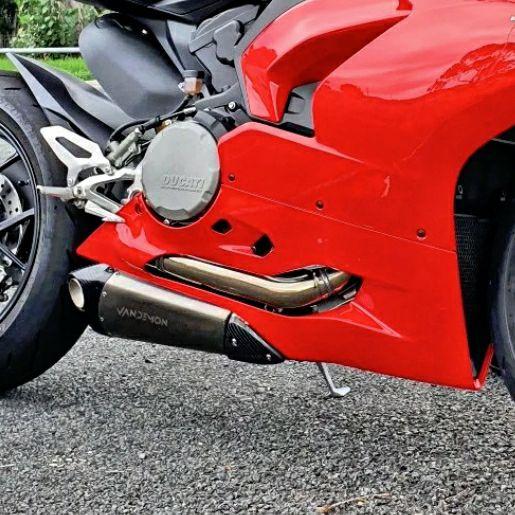 ドゥカティ　V2 　カーボンマフラーエンド ドゥカティ PanigaleV2 StreetFighterV2 カーボン＆チタン製