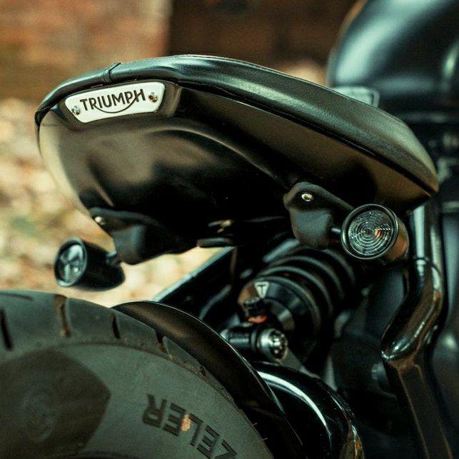 トライアンフ ボバー リアウインカーステー シート下用 LAMPREY