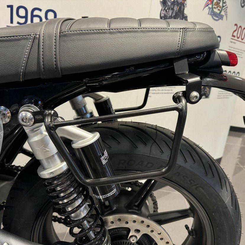 トライアンフ スピードツイン900 25- サドルバッグ ステー サテン