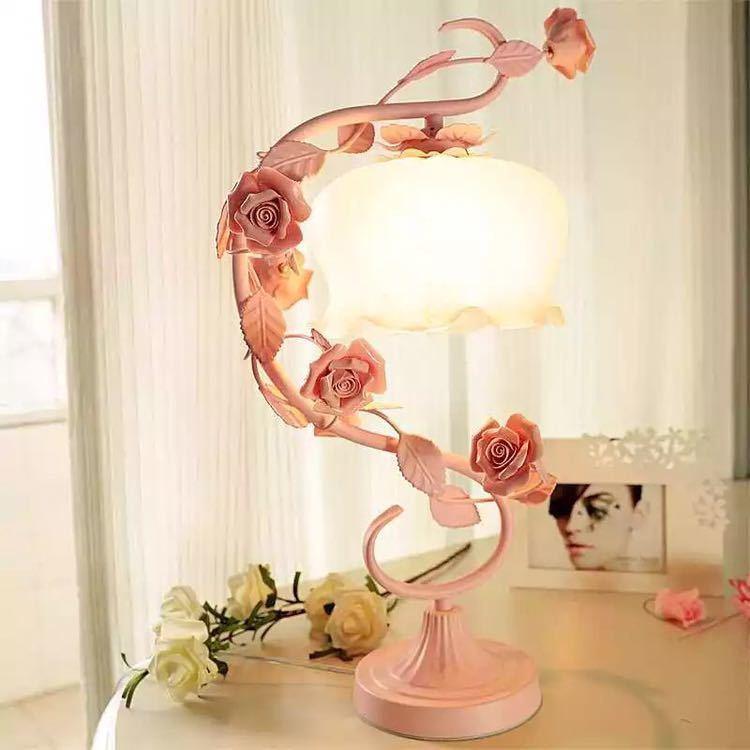 アンティーク調のステンドグラスを使用したスタンドライトです。薔薇を