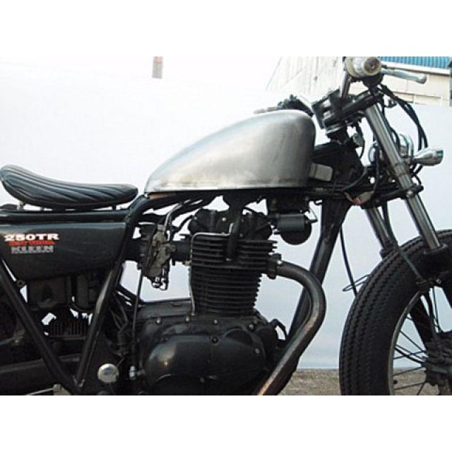 部品屋K&W 250TR ローマウントスポーツスタータンク K&W : モトメガネ2