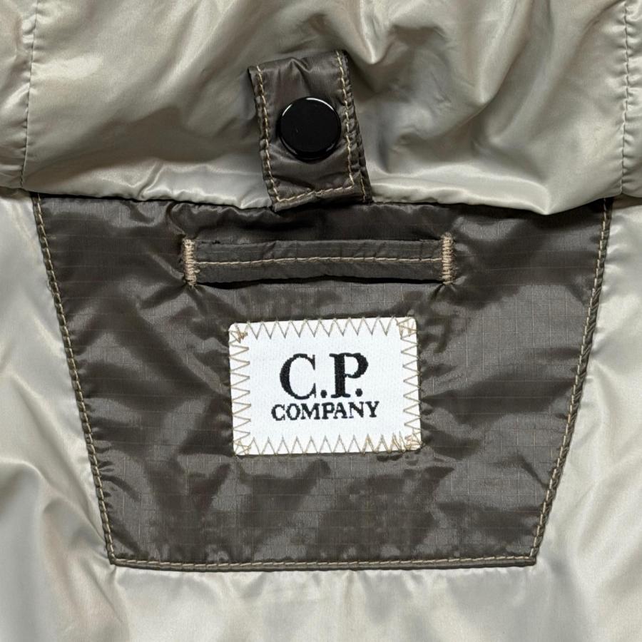 C.P. COMPANY シーピーカンパニー DD SHELL GOGGLE DOWN JACKET  シェルゴーグル ダウンジャケット  17CMOW073A ベージュ XL 10145Mの画像