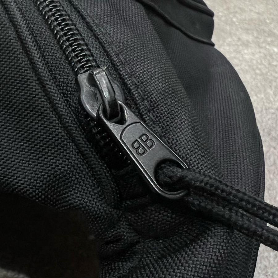 BALENCIAGA（バレンシアガ） ナイロン ショルダーバッグ ボディー