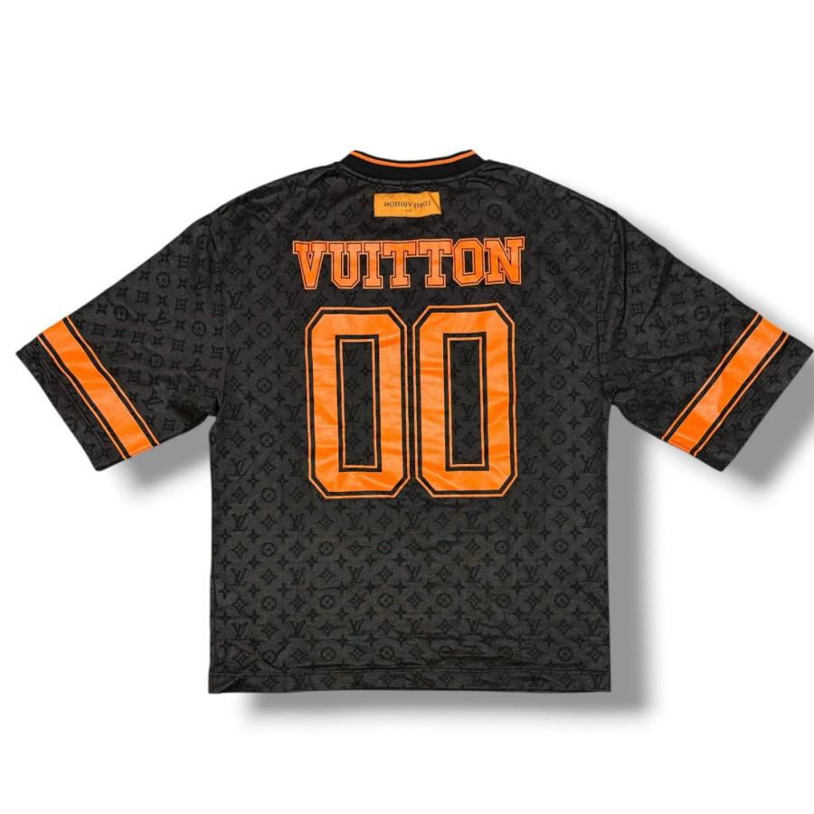 美品 ルイヴィトン　モノグラム フットボールシャツ　23SS LOUIS VUITTON（ルイ・ヴィトン） 23SS モノグラムスポーティVネックT