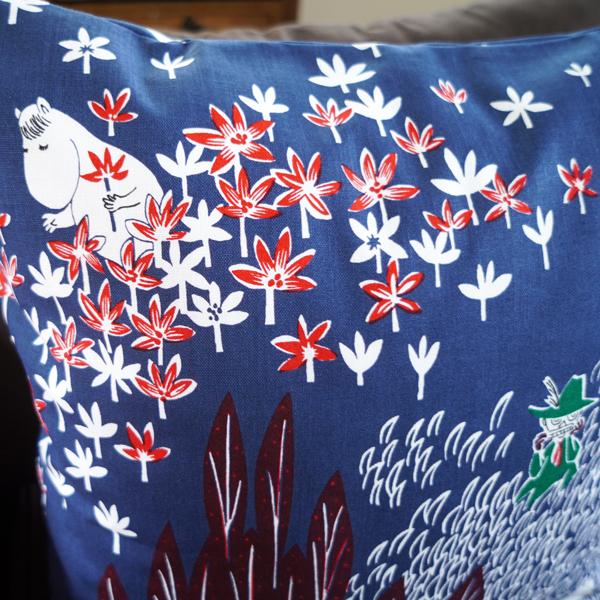 MOOMIN（ムーミン） クッションカバー45cm×45cm ここにいるよ/ネイビー