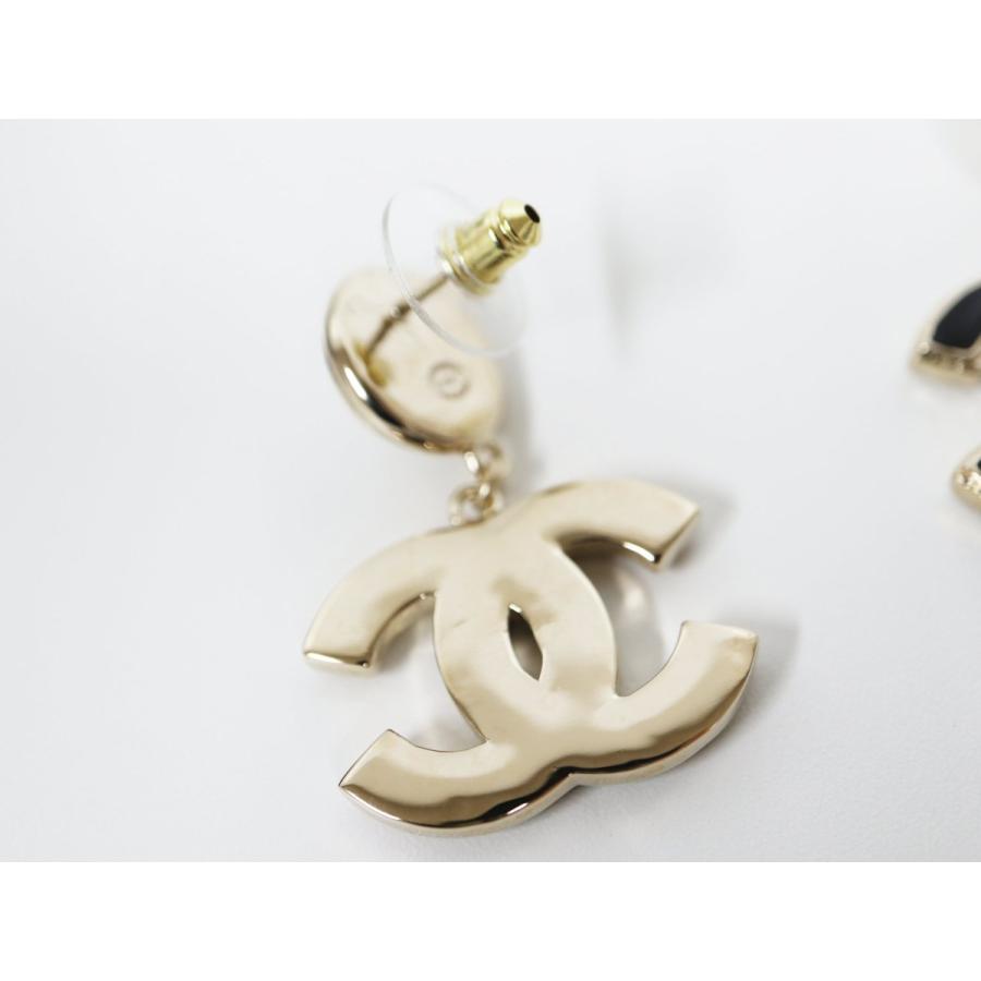 CHANEL 22年新作!極美品!!シャネル B22 フェイクパール CCロゴ CHANEL 22年新作!極美品!!シャネル B22 フェイクパール CCロゴ