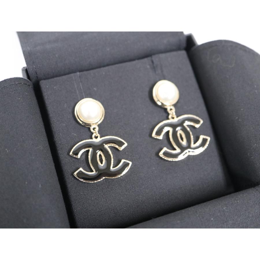 CHANEL 22年新作!極美品!!シャネル B22 フェイクパール CCロゴ CHANEL 22年新作!極美品!!シャネル B22 フェイクパール CCロゴ