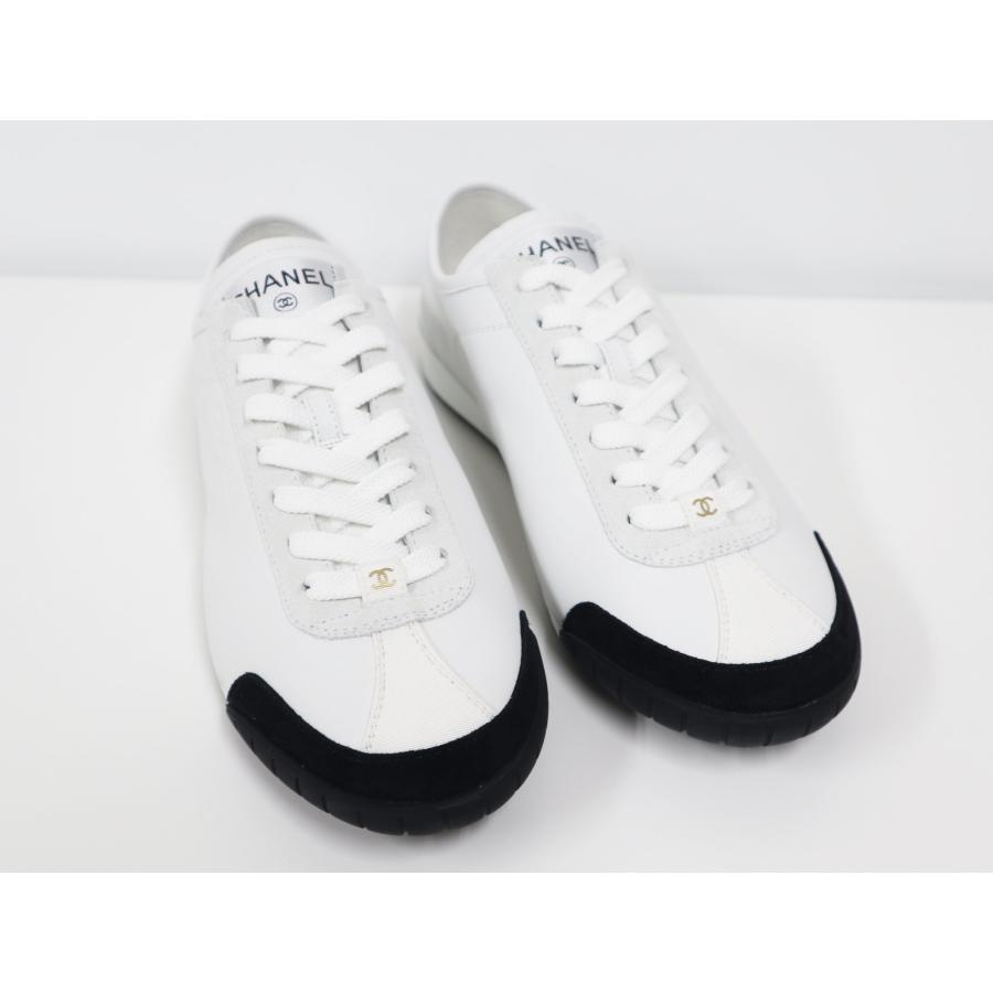 CHANEL カーフレザー ロゴ スニーカー（23.5サイズ）