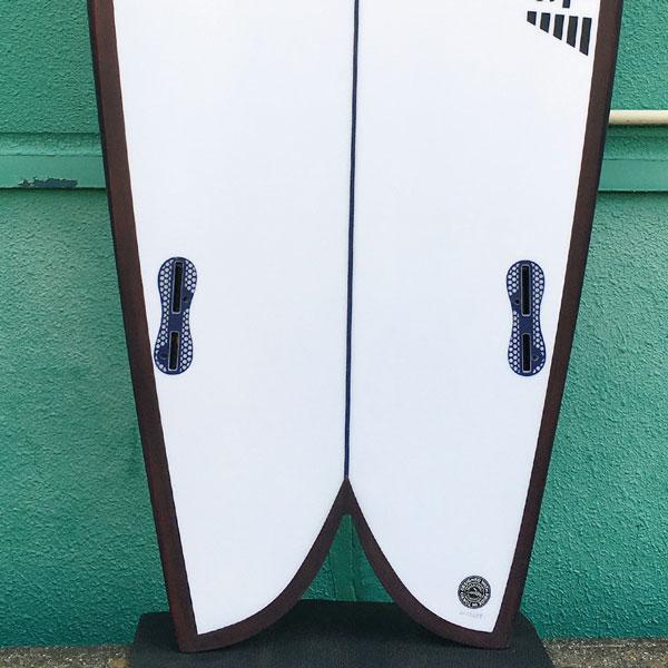 【新品 送料込み】 サーフボード サンダーボルト THUNDERBOLT アルメリック CI FISH XEON BROWN FCS2 TWIN FIN トンビ製 【QG1488939721】(53295円)