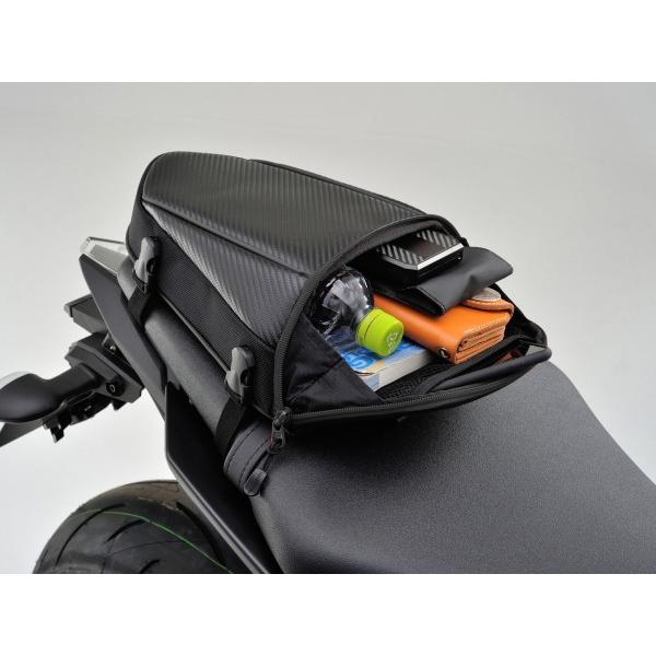 デイトナ ヘンリービギンズ シートバッグ DH-708 カーボン/ブラック  (95734) | DAYTONA（バイク用品） | 01