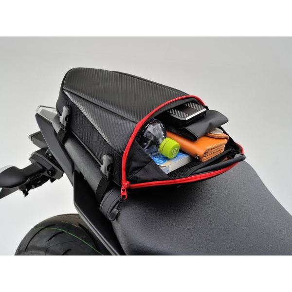 デイトナ ヘンリービギンズ シートバッグ DH-708 カーボン/レッド  (95735) | DAYTONA（バイク用品） | 01