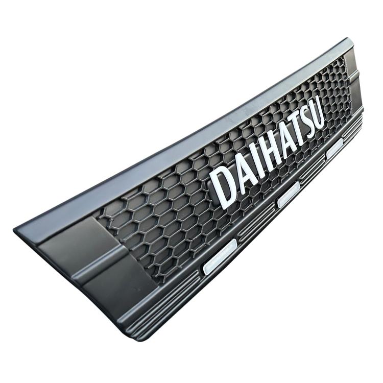 ハイゼットカーゴ LED フロントグリル DAIHATSU ロゴ レッド