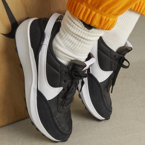 NIKE（ナイキ） ウィメンズ ワッフル デビュー ブラック/ホワイト