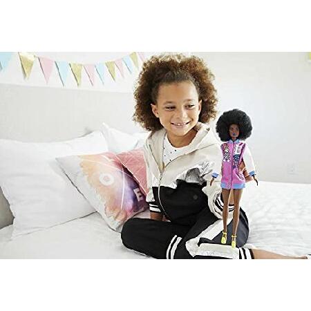 大阪店 Barbie Fashionistas Doll #156 with Brunette Afro ＆ Blue Lips Wearing Graphic Coat Dress ＆ Yellow Shoes， Toy for Kids 3 to 8 Years Oldバービー人形