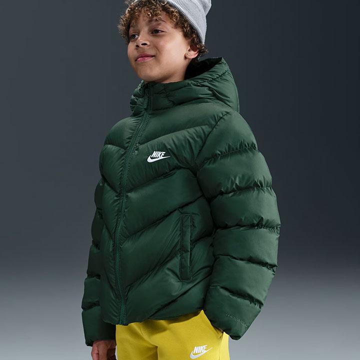 NIKE ナイキフーデッドアウター中綿　ジュニア150 Ｍルーズフィットデザイン NIKE（ナイキ） 中綿ジャケット キッズ アウター 冬 男の子 女の子